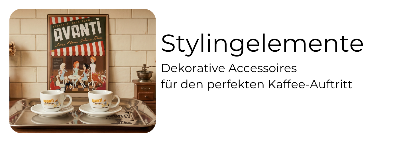 Stilvoll eingerichtete Kaffeecke mit Espressotasse, Holztablett und dekorativen Accessoires als Stylingelemente