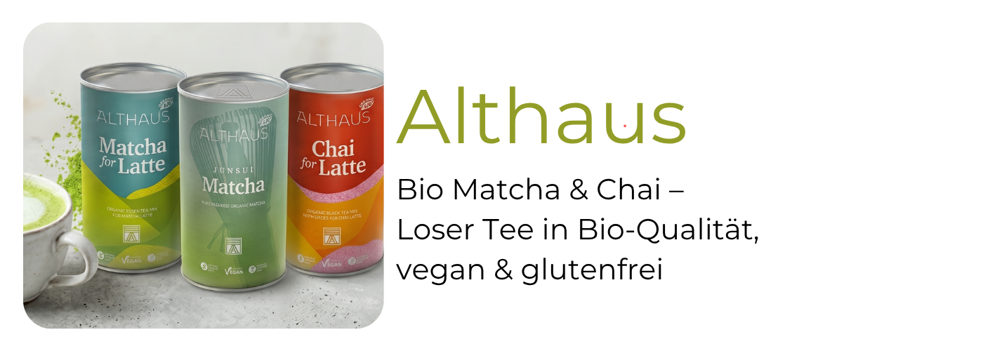 Althaus Bio Matcha For Latte, Junsui Matcha und Chai For Latte nebeneinander mit weißer Matcha-Latte-Tasse