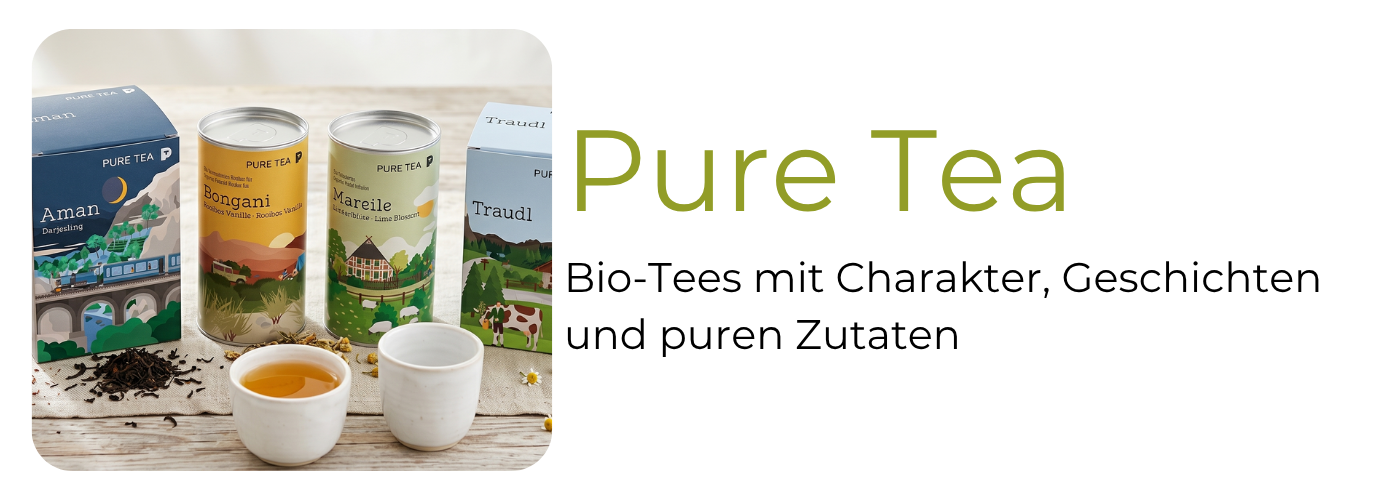 Pure Tea Sortiment – verschiedene Bio-Tee-Sorten in naturfarbenen Verpackungen auf hellem Holztisch