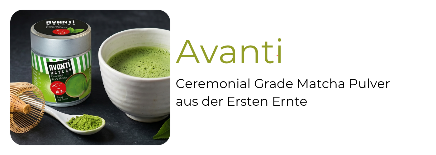 Avanti Matcha Ceremonial Grade Metalldose mit Bambusbesen und frisch aufgeschlagenem Matcha in weißer Schale