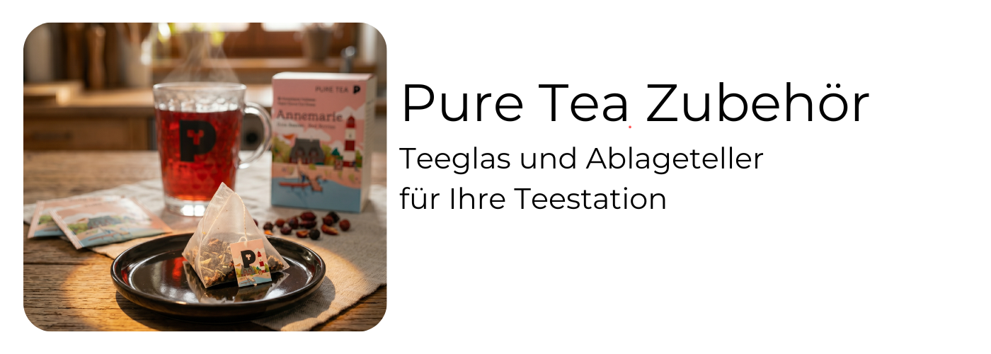 Pure Tea Zubehör: klares Teeglas 0,4 Liter mit Teeaufguss und schwarzer Porzellan-Ablageteller mit Teesieb – bei EspressoMarket